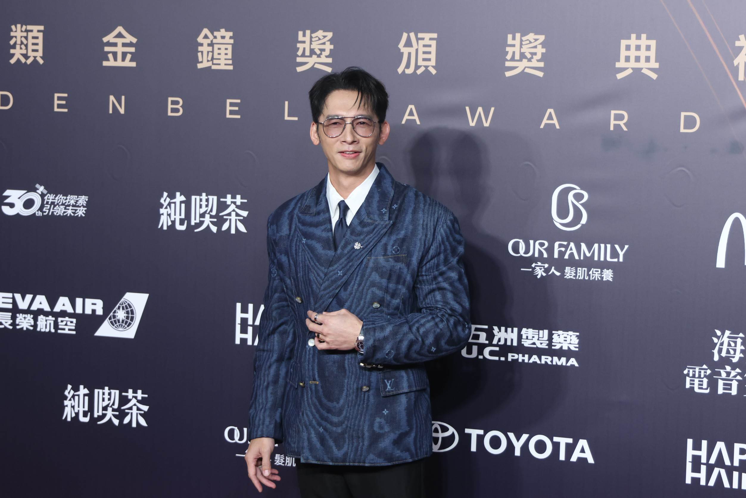 溫昇豪身穿由Pharrell Williams設計的Louis Vuitton雙排扣牛仔外套，搭配白色壓紋襯衫與LV Essential領帶。（圖／東森娛樂）