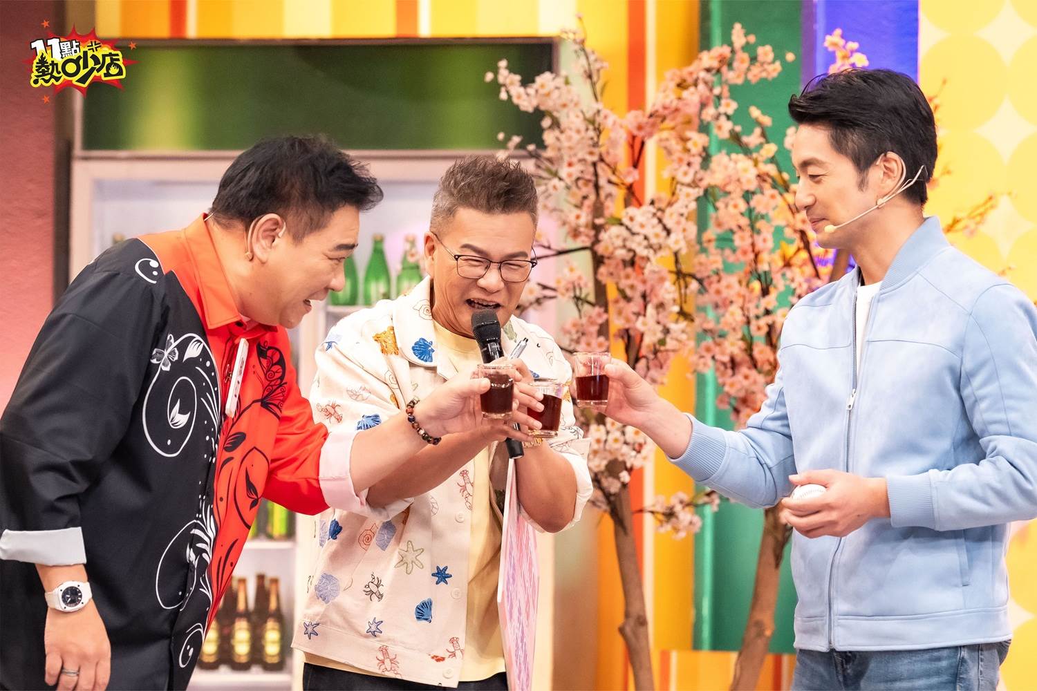 蔣萬安(右一)喝苦茶體驗台灣綜藝節目的懲罰。（圖／TVBS提供）