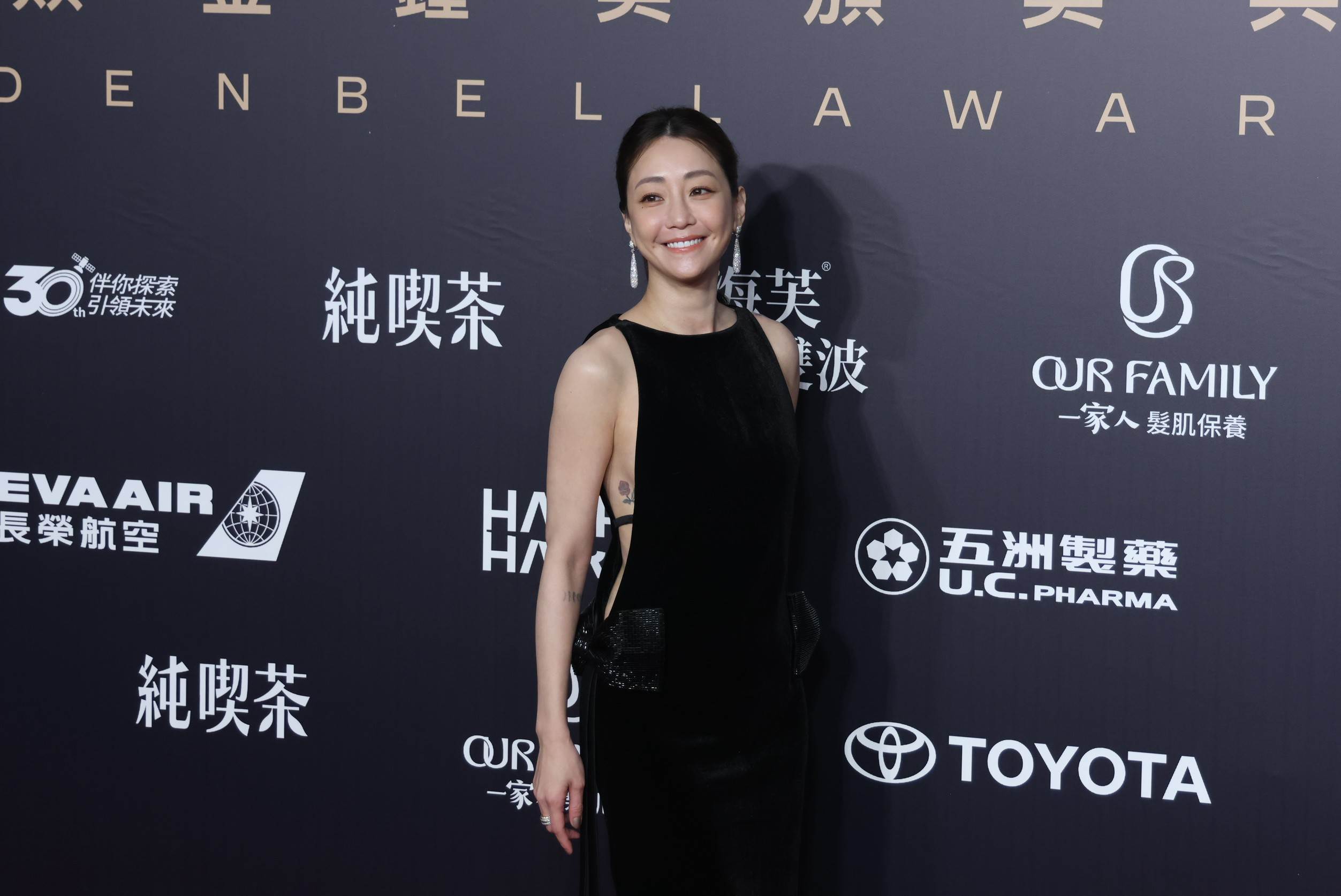 謝欣穎選擇黑色削肩魚尾禮服走上紅毯，以簡潔俐落的剪裁呈現成熟氣場。（圖／東森娛樂）