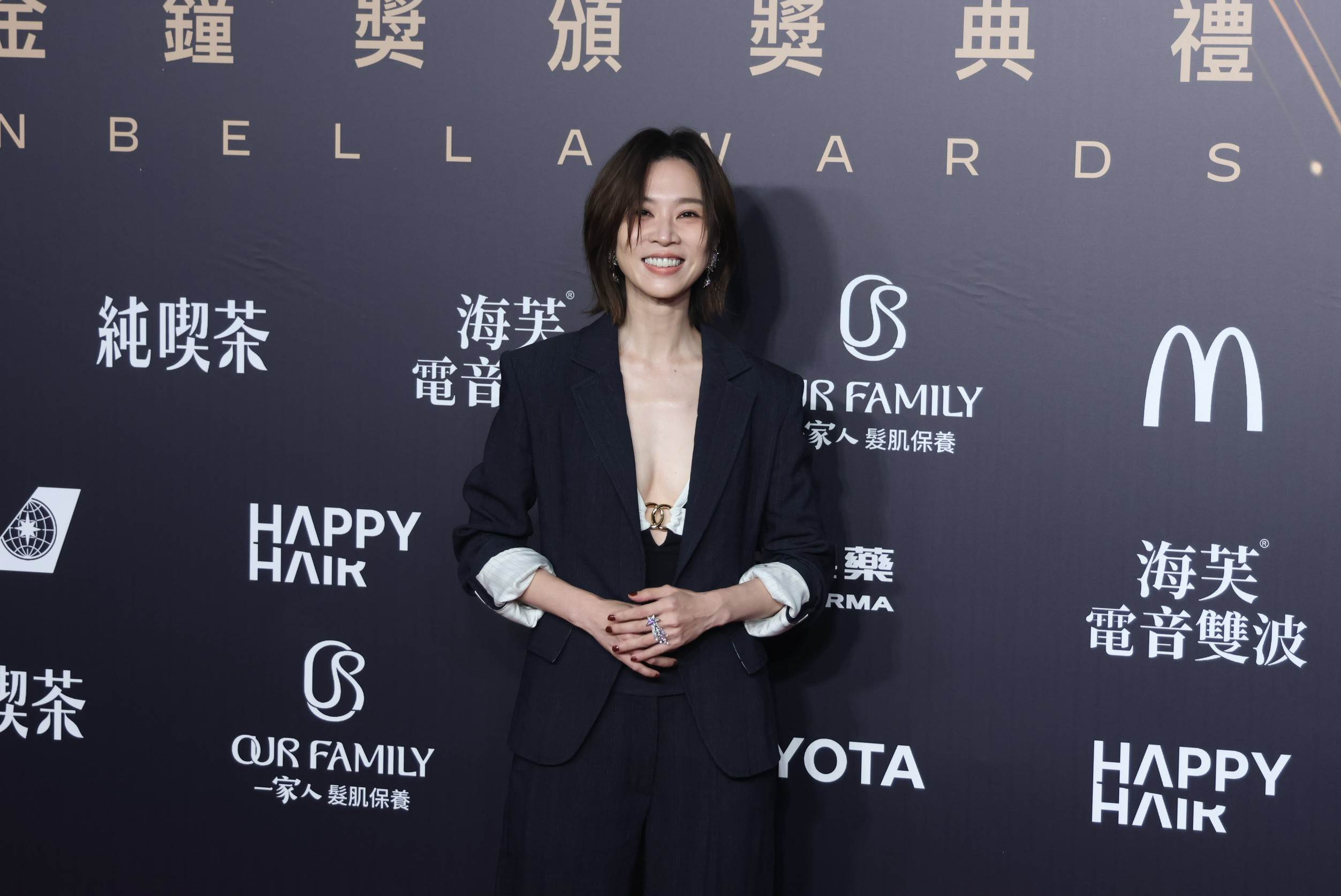 謝盈萱以俐落褲裝登場，展現率性又幹練的風格。。（圖／東森娛樂）