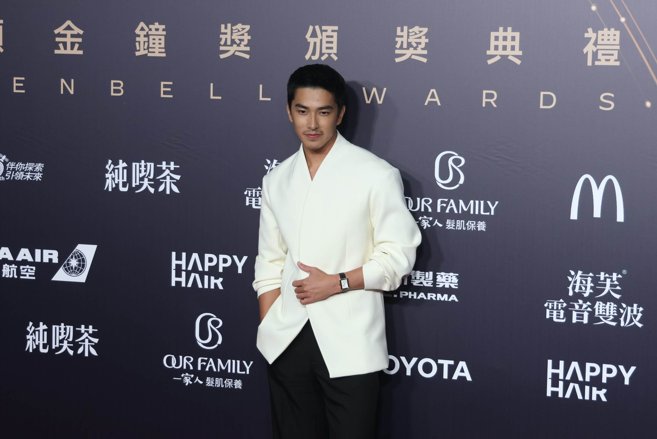 曾敬驊選擇白色西裝外套搭配黑色長褲，以簡約配色展現俐落氣質。（圖／東森娛樂）