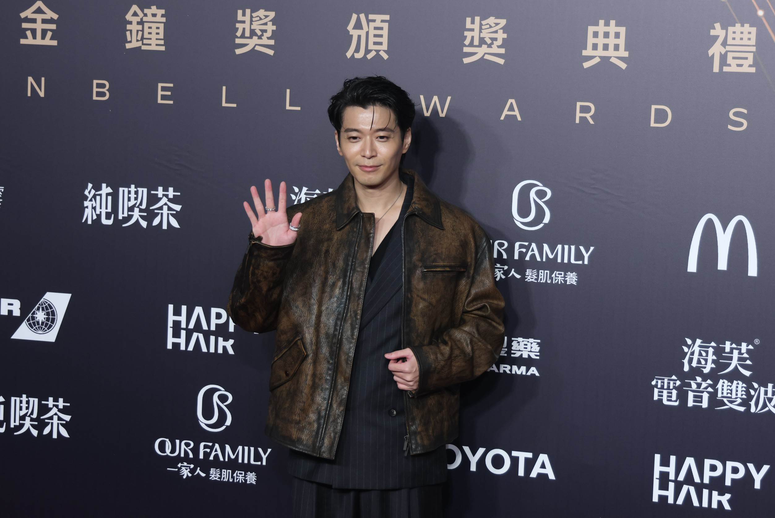 侯彥西選擇與傳統西裝截然不同的復古混搭路線。他以棕色做舊皮衣作為外搭，內層搭配低胸V領服裝與西裝元素。（圖／東森娛樂）