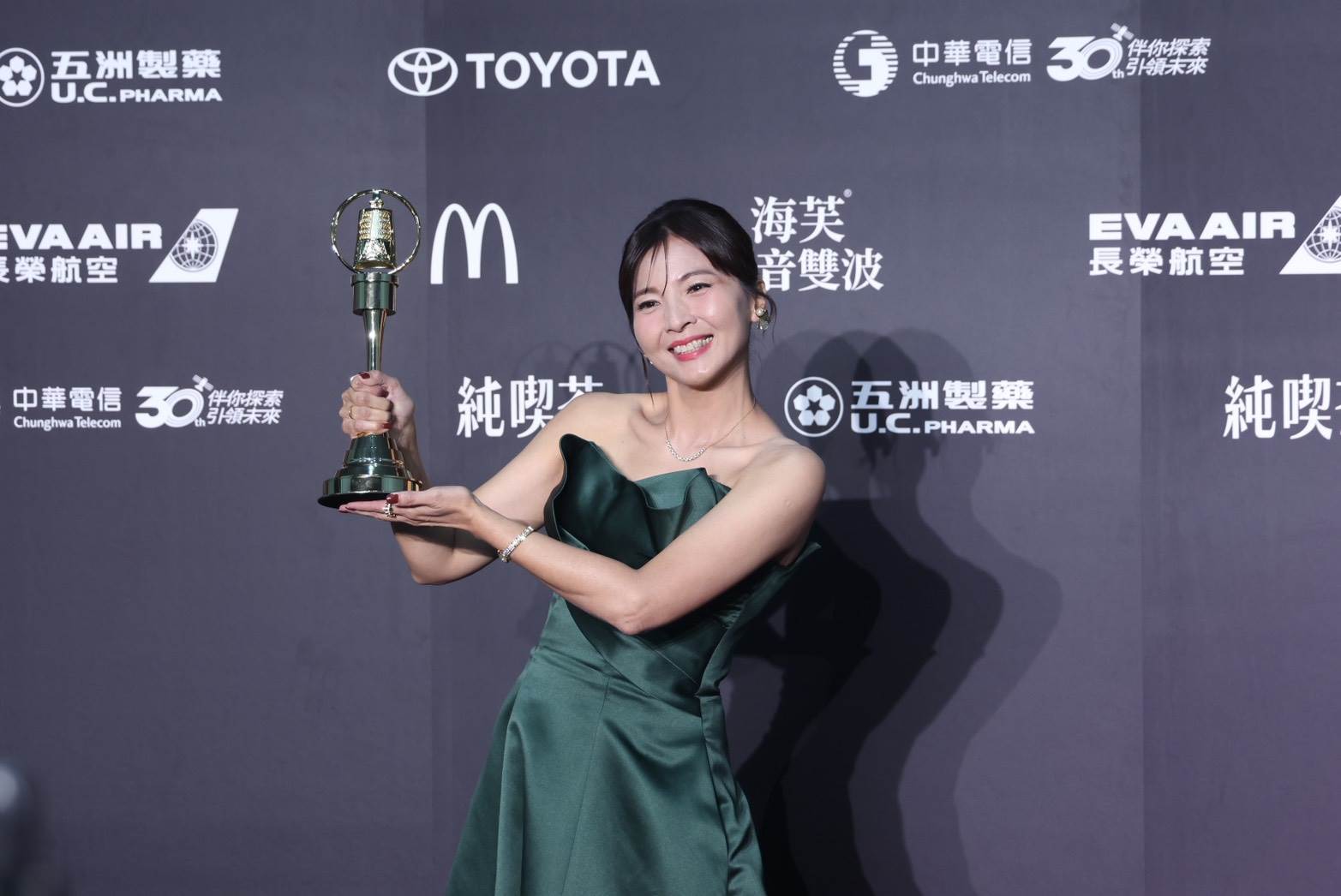 許琡婷奪紀實節目主持人獎。（圖／東森娛樂）