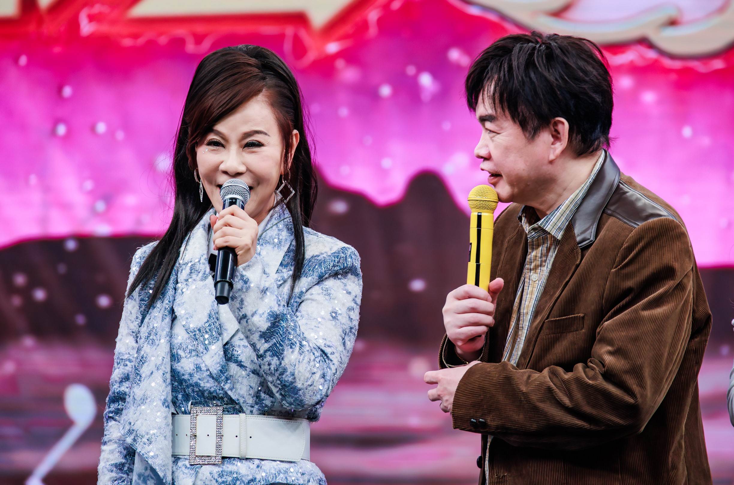 康康(右)拱龍千玉重現<a href='https://ent.ebc.net.tw/search/tags/夜市叫賣/' target='_blank'>夜市叫賣</a>，讓她大呼形象全毀（圖／中視提供）