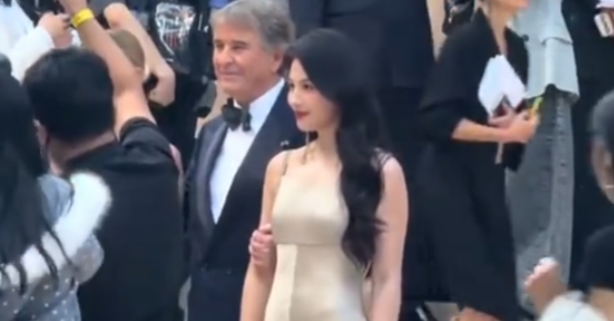 中國女星劉濤出席義大利時尚品牌活動，疑遭品牌創始人觸碰胸部。（圖／翻攝自微博@番茄吵彈）