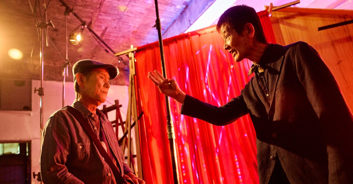 《我幹！》黃西田(左)飾演製作人大富，受陳博正(右)飾演的監製逼迫做假帳。(圖／公視台語台提供)
